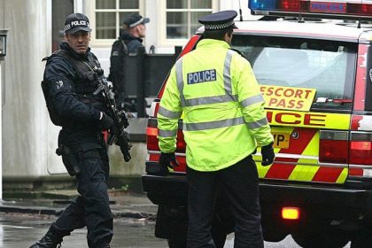 Großbritannien: Polizei nimmt vier Terrorverdächtige fest – Islamist zu lebenslanger Haft verurteilt