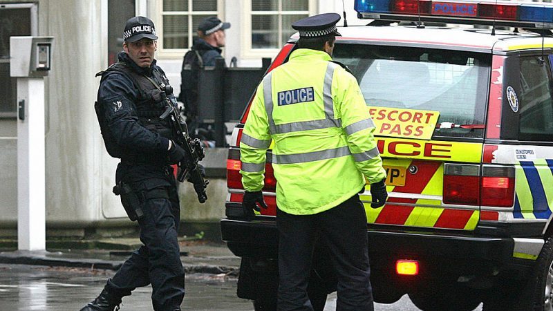 Großbritannien: Polizei nimmt vier Terrorverdächtige fest – Islamist zu lebenslanger Haft verurteilt