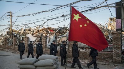 Shandong, China: Behörden zerstören Wohnhaus – Frau sitzt mit ihren Habseligkeiten auf der Straße