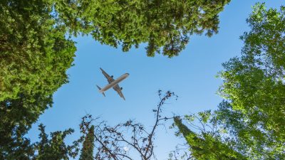 Grünes Flugzeugbenzin aus Reststoffen der Papierindustrie kann Luftfahrt sauberer machen