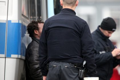 Berliner LKA nimmt Händler von gefälschten Impfausweisen fest