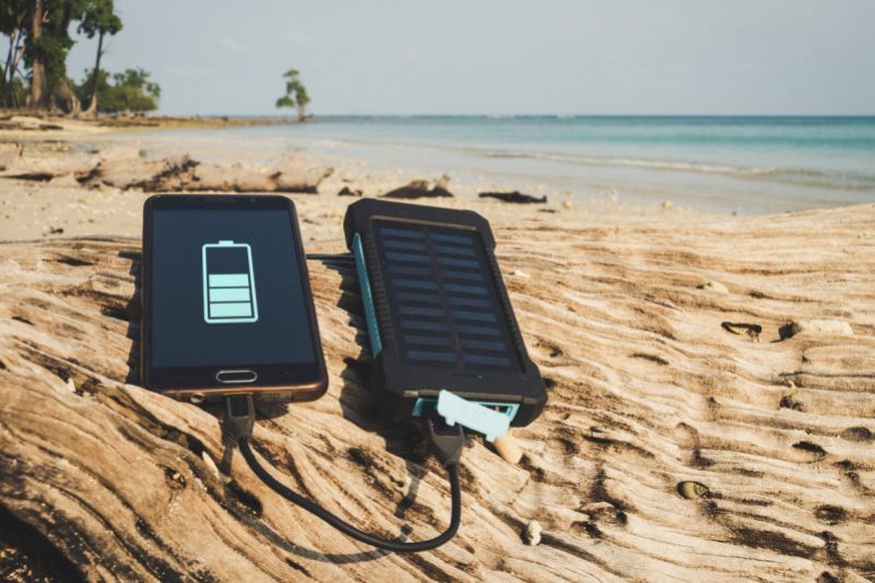 Akkubank mit Solarzellen