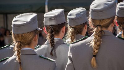 Wehrbeauftragte will in Bundeswehr Frauenanteil von 30 Prozent und Extremismusprüfung für alle Reservisten