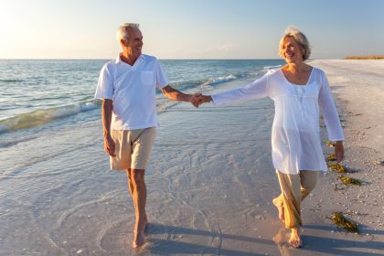 Blaue Räume und Strandspaziergänge fördern mentales Wohlbefinden