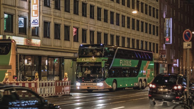 Berlin: Mann springt aus fahrenden Reisebus und verstirbt