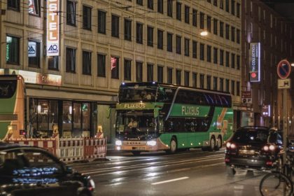Berlin: Mann springt aus fahrenden Reisebus und verstirbt