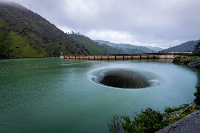 Wie in der Badewanne, nur größer. Im kalifornischen Stausee Lake Berryessa sorgt ein gigantischer Strudel dafür, dass überschüssiges Wasser abläuft.