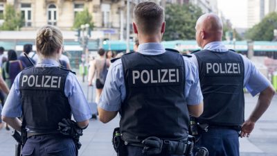 NRW: Polizisten droht nach rechtsextremen Chats Gehaltskürzung – Anwälte sehen nicht zwangsläufig einen Straftatbestand