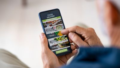 Auswirkung der Corona-Krise: Jeder Zweite bestellt per Internet Essen nach Hause