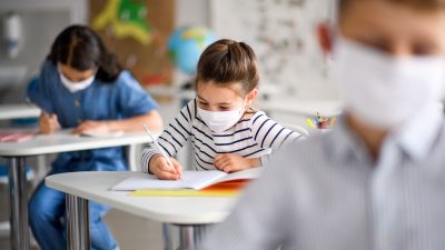 Brandenburg führt Maskenpflicht an Schulen ab siebter Klasse ein