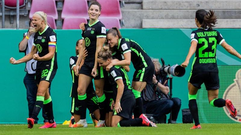 Sieg im Elfmeterschießen: Wolfsburg-Frauen holen Pokal