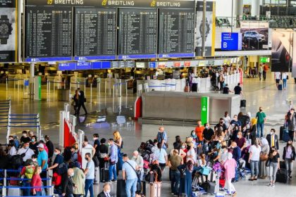 Bund und Länder planen eng begrenzte Reisesperren für Corona-Gebiete
