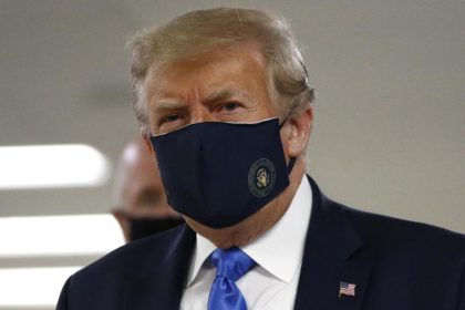 Trump trägt Maske bei Besuch von Militärkrankenhaus
