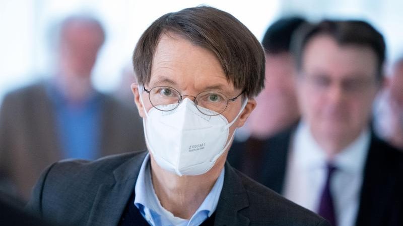 Lauterbach fordert bundesweite Maskenpflicht auf öffentlichen Plätzen