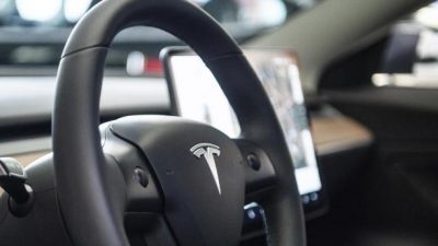 Ordnungswidrigkeit: Tempo des Scheibenwischers im Tesla per Touchscreen eingestellt – Fahrverbot und 200 Euro Bußgeld