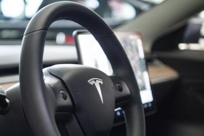 Ordnungswidrigkeit: Tempo des Scheibenwischers im Tesla per Touchscreen eingestellt – Fahrverbot und 200 Euro Bußgeld