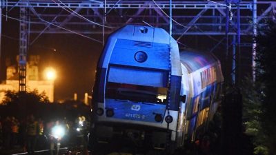 Zusammenstoß mit Güterzug: Ein Toter und Dutzende Verletzte bei Zugunglück nahe Prag