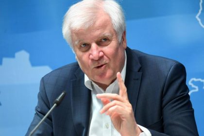 Seehofer glaubt an Fans im Stadion im Herbst