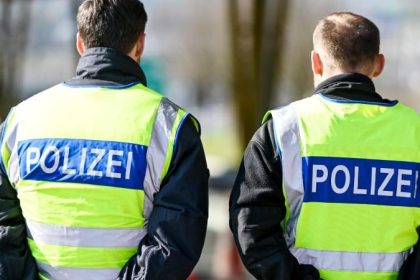 Berlin: Pkw fährt in Menschengruppe, drei Schwerverletzte – Wahrscheinlich Unfall wegen überhöhter Geschwindigkeit