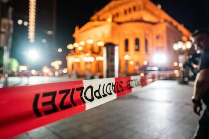 Frankfurter Opernplatz: Ab Mitternacht Durchsagen der Polizei, ab 1 Uhr Sperrstunde