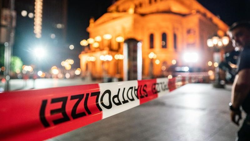Frankfurter Opernplatz: Ab Mitternacht Durchsagen der Polizei, ab 1 Uhr Sperrstunde