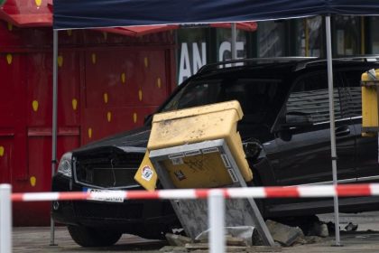Berlin: Auto fährt in Menschengruppe – Sechs Verletzte