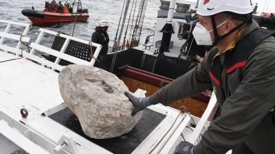 Zuviel Fischfang? Greenpeace versenkt Granitblöcke vor Rügen