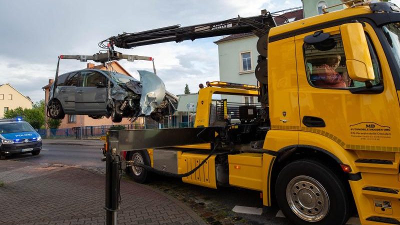In Gegenverkehr geraten: Auto kracht in Linienbus – sieben Verletzte