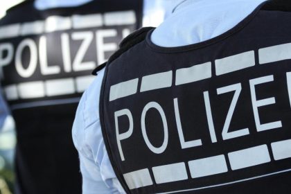 Krawalle in Leipzig: Linke Demonstranten schmeißen Flaschen auf Polizisten