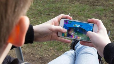 Lockdown begünstigt Mediensucht: Jugendliche spielen deutlich länger mit ihren Handys