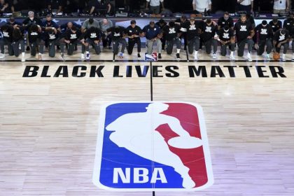 Alle NBA-Spieler der ersten Partie knien während der Hymne