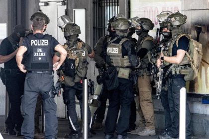 Verpatzter Banküberfall in Berlin-Neukölln: Vier Männer auf der Flucht – zwölf Verletzte