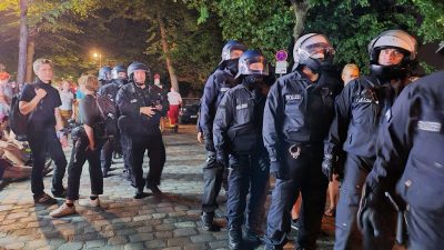 Linke Demonstranten öffneten Helmvisier bei Polizisten und bewarfen ihn mit Flasche – Polizei bittet um Hinweise