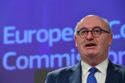 EU-Kommissar Hogan entschuldigt sich für Teilnahme an Dinner ohne Corona-Maßnahmen