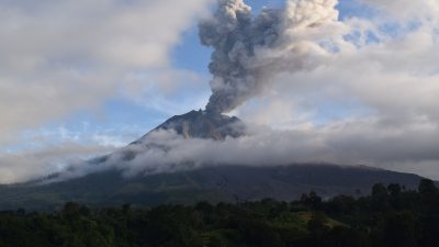 Indonesien: Vulkan Sinabung auf Sumatra stößt fünf Kilometer hohe Aschesäule aus
