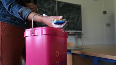 Gebäudereiniger und Lehrer beklagen mangelnde Schulhygiene – Lehrer bilden Putz-Teams