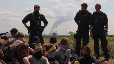 Aktivisten nach Aktion an Tagebau Garzweiler in Langzeitgewahrsam