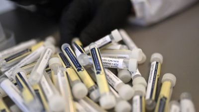 Pandemie kostet das Gesundheitswesen über acht Milliarden Euro – Wie sinnvoll sind Corona-Tests für Rückkehrer?