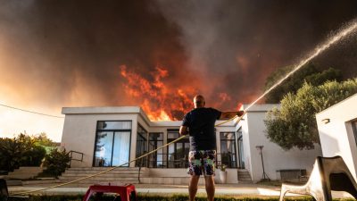 Heftiger Waldbrand vernichtet 1000 Hektar an der französischen Mittelmeerküste