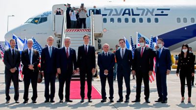 US-israelische Delegation nach Friedensschluss mit erstem Linienflug auf dem Weg von Tel Aviv nach Abu Dhabi
