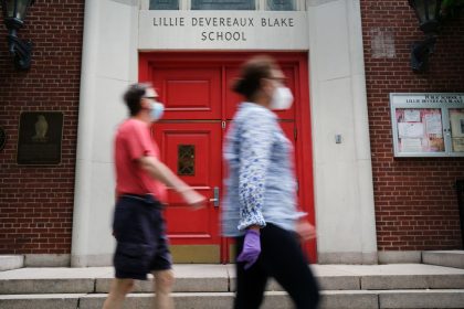 New York strebt Wiederaufnahme von Schulunterricht im September an