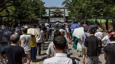 Tokio: Minister besuchen am 75. Jahrestag der Kapitulation Japans den Yasukuni-Schrein