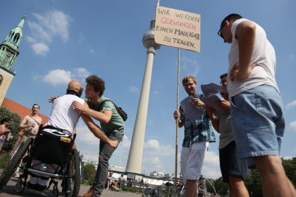 Bericht: Ermittler durchsuchen Wohnung von Polizist nach Rede bei Corona-Demo