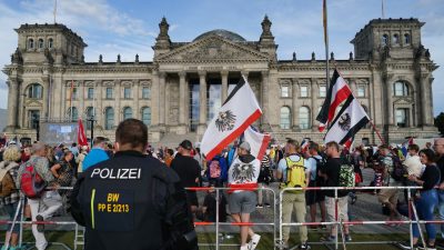 Entsetzen in der Politik nach Sturm auf die Treppe vom Reichstagsgebäude