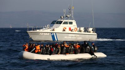 Griechische Küstenwache nimmt 96 Migranten aus dem Mittelmeer auf