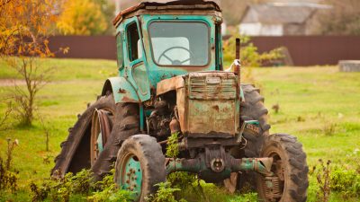 Heruntergekommener Traktor auf einem Bauernhof. Milliarden aus Agrar-Subventionen gehen laut einer schwedischen Studie an die umweltschädlichsten, am wenigsten biodiversen und am wenigsten Arbeitsplätze schaffenden Betriebe und Regionen.