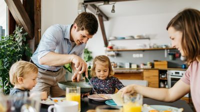 Umfrage: Kinder und Jugendliche finden Familienzeit am Esstisch wichtig