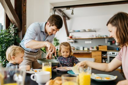 Umfrage: Kinder und Jugendliche finden Familienzeit am Esstisch wichtig