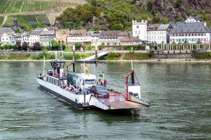 Rettungsaktion: Fähre rettet in Strömung geratene Kinder aus dem Rhein