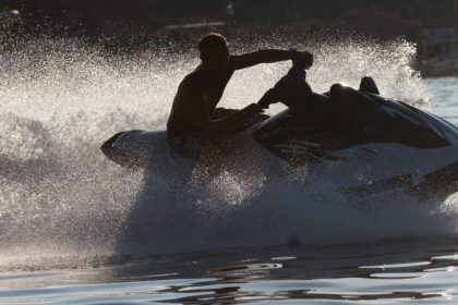 Schwerer Jetski-Unfall auf der Elbe – Zwei Personen lebensgefährlich verletzt